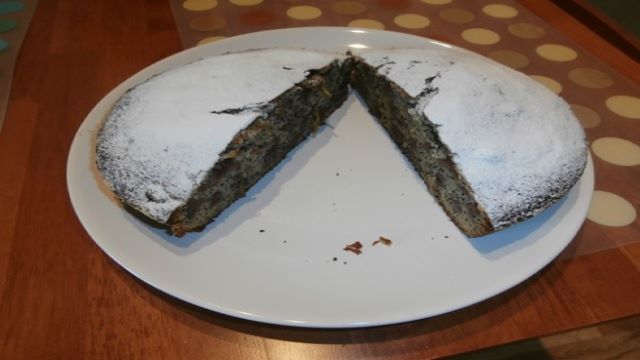 Makový chlebíček s třešněmi